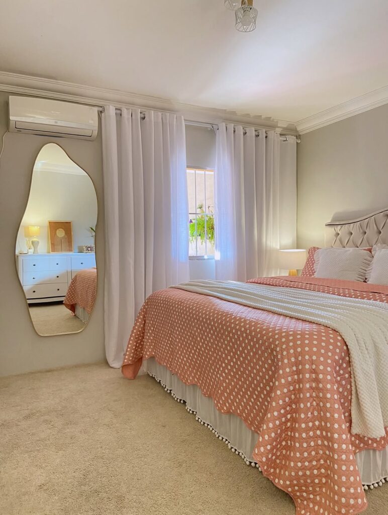Quarto amplo com espelho orgânico na parede