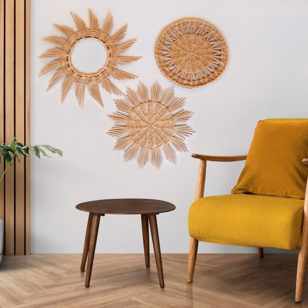 Ambiente com poltrona em tom de mostarda, mesinha de madeira e itens decorativos de rattan na parede