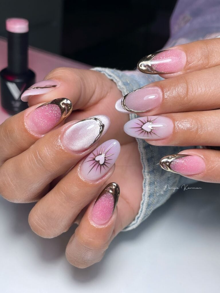 Unhas com esmalte rosa e prata cromado em mão de pele negra