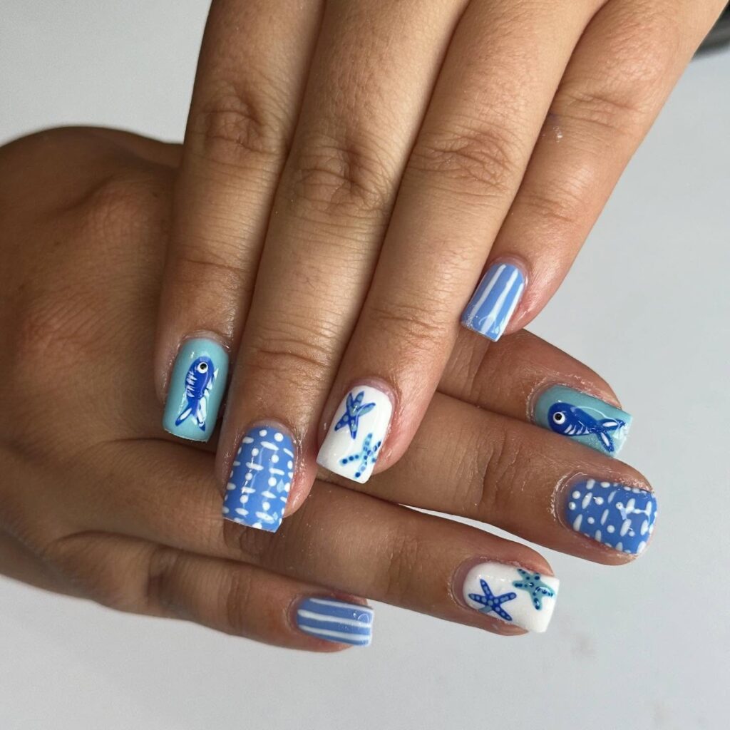 Unhas com listras em mão de pele branca