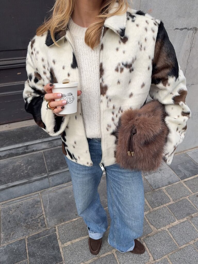 look com mocassim marrom de camurça e jaqueta cow print