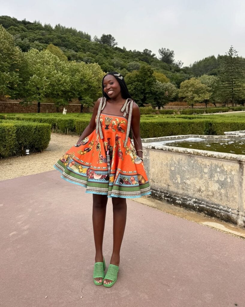 look com vestido laranja estampado e salto alto colorido verde