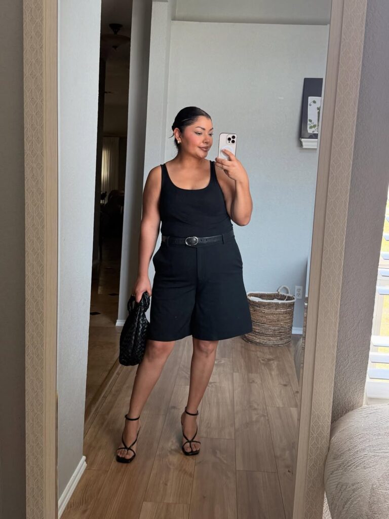 Mulher jovem mid size com look monocromático preto