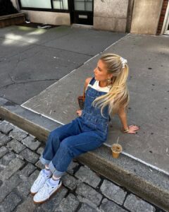 look com macacão jeans, blusa e tênis