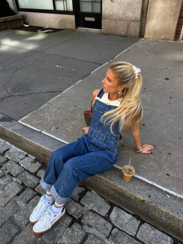 look com macacão jeans, blusa e tênis