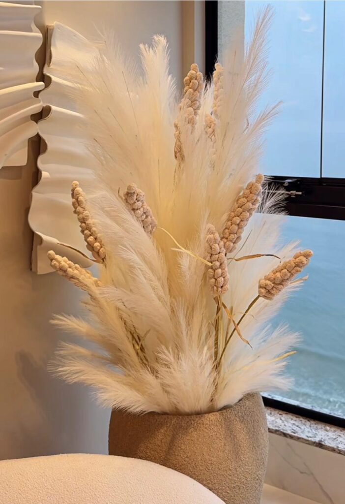 Arranjo de capim dos pampas branco e haste de taboa bege, da Verti