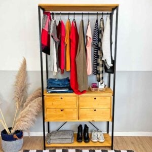 Arara de roupas com sapateira e gavetas de madeira
