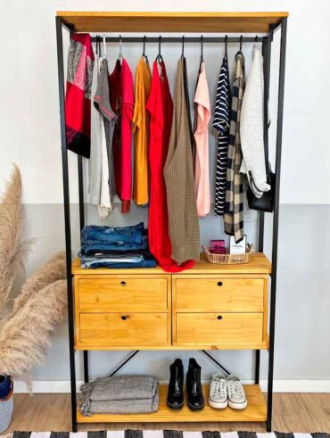 Arara de roupas com sapateira e gavetas de madeira