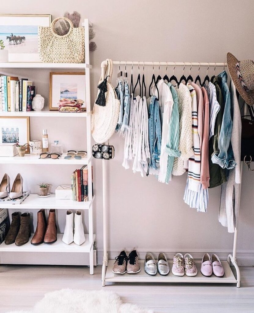 Arara de roupas branca com espaço para colocar sapatos