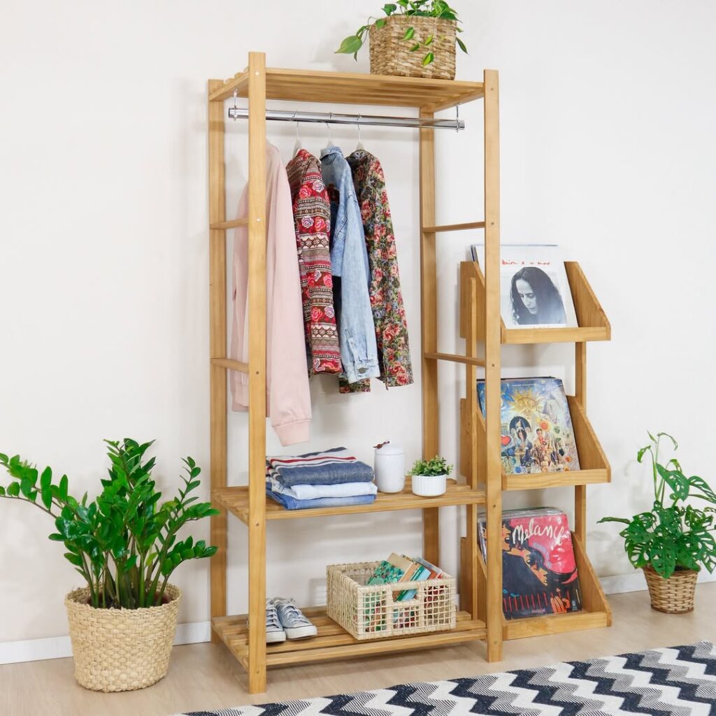 Arara de roupas de madeira com sapateira e vasos com plantas