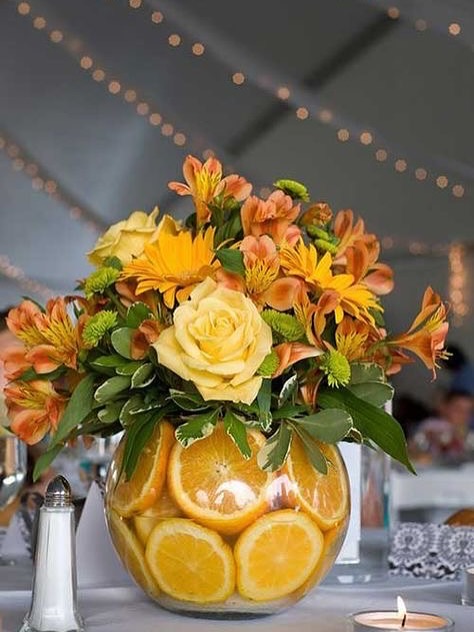 Vaso redondo transparente decorado com rodelas de laranja e flores
