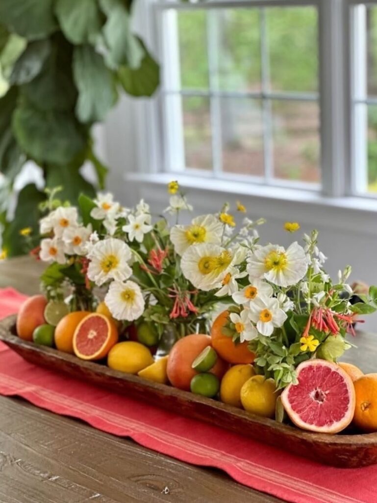 Bandeja de madeira decorada com laranjas, toranjas, limões e flores brancas