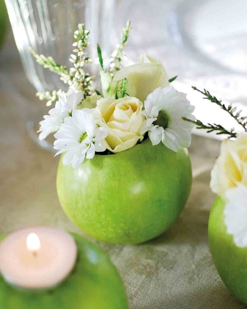 Maça verde decorada com flores brancas