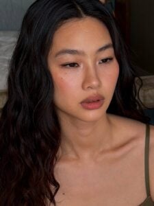 Mulher de pele clara, com cabelo escuro e blurred makeup