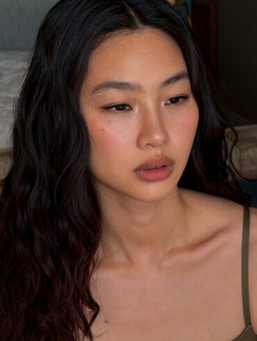 Mulher de pele clara, com cabelo escuro e blurred makeup