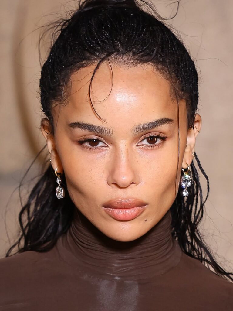 Zoë Kravitz com roupa marrom e maquiagem esfumada