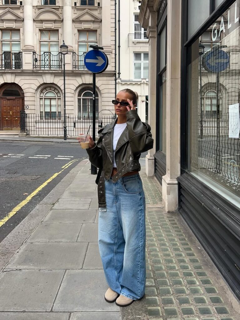 Mulher de pele clara, com calça jeans baggy