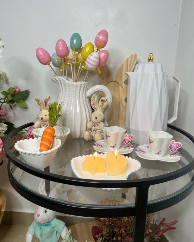 Cantinho de Páscoa com velas, coelhos, cenoura e ovinhos decorativos