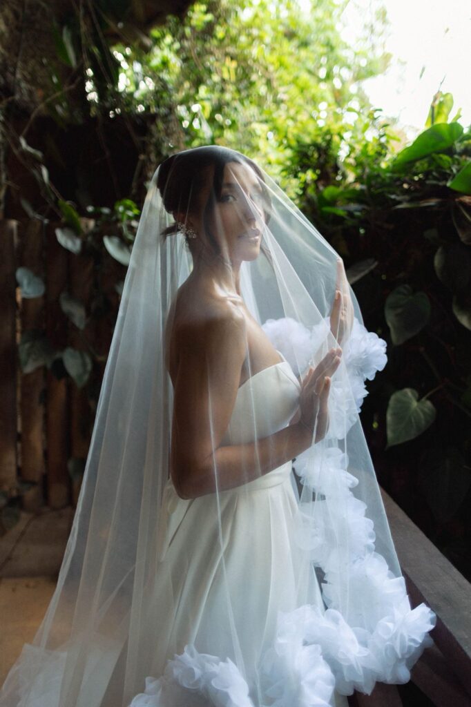Mulher de pele clara, com vestido de noiva e véu