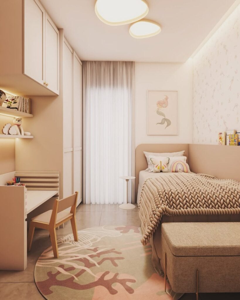 Quarto infantil com móveis em tons claros e papel de parede delicado