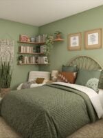 Quarto com paredes e roupa de cama verdes, prateleiras de canto com livros e objetos decorativos