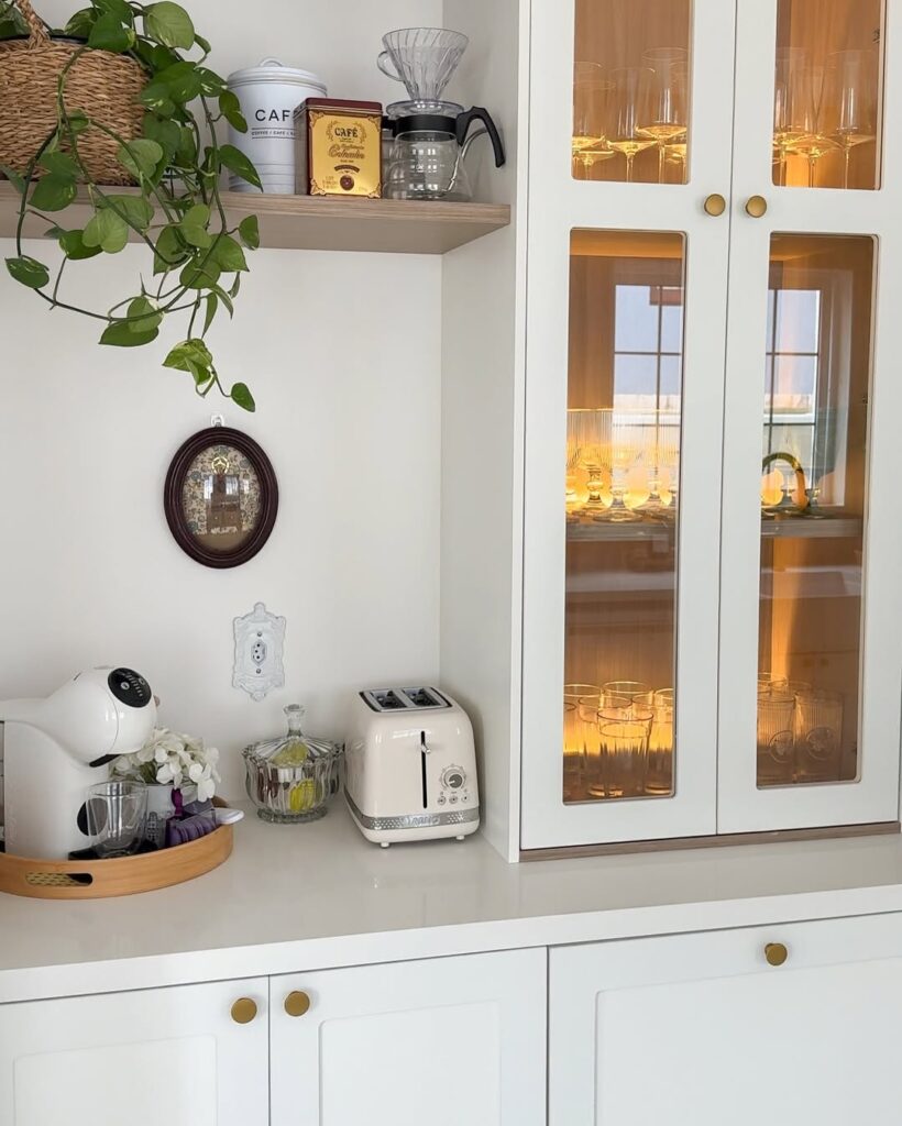 Cozinha afetiva com armário branco e cantinho do café