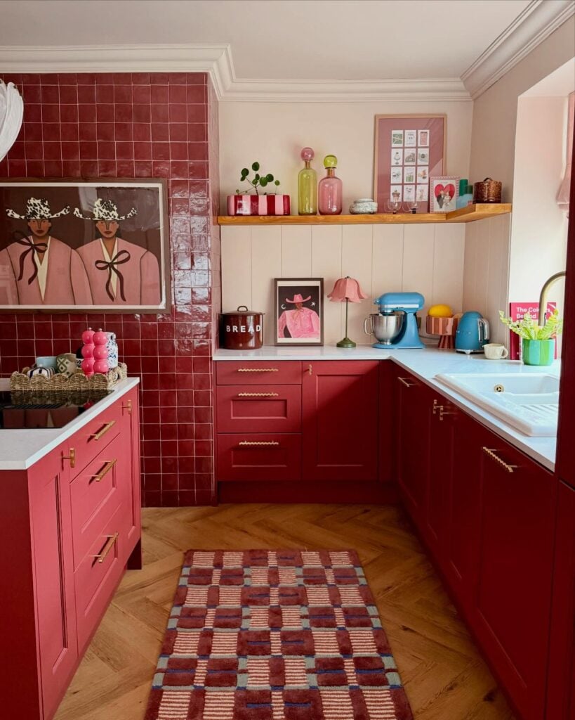 Cozinha com móvel colorido, revestimento quadriculado e tapete