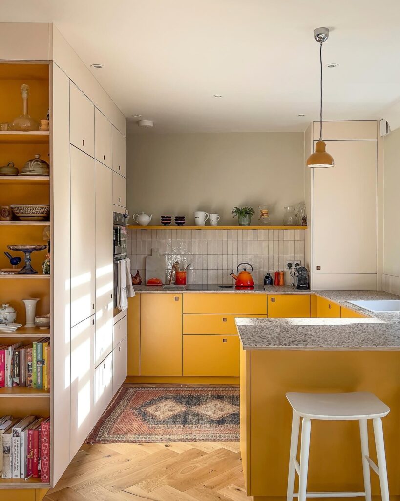 Cozinha com móvel amarelo