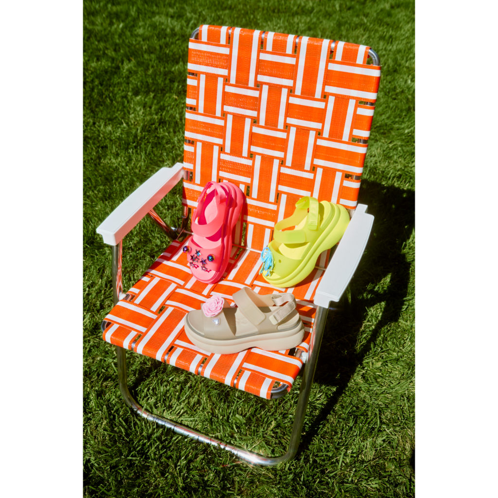 Crocs amplia linha de Sandals