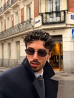 Homem de pele clara, com cabelo escuro curto