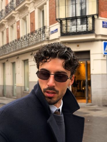 Homem de pele clara, com cabelo escuro curto