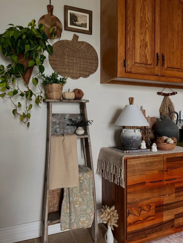 Armário e balcão de madeira, com escada decorativa
