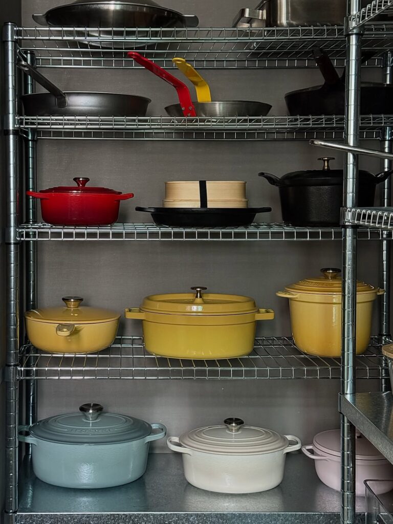 Despensa da cozinha com estante metálica