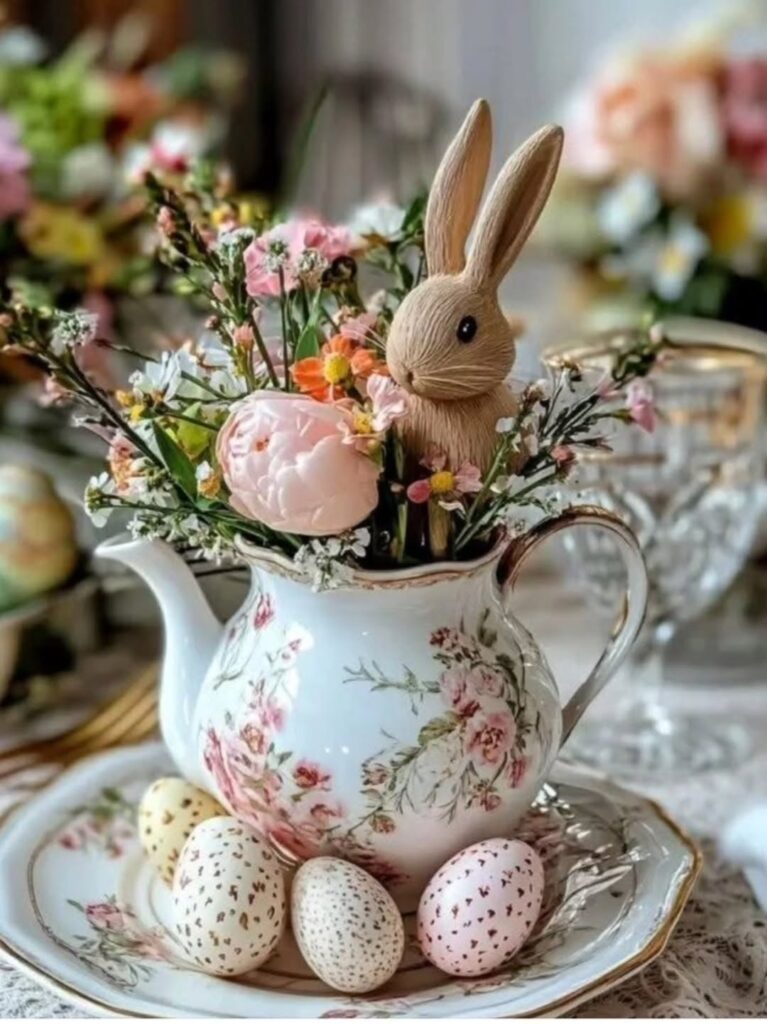 Enfeite de Páscoa para a mesa utilizando um bule decorador e flores