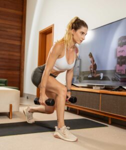Mulher fazendo exercício de perna em casa