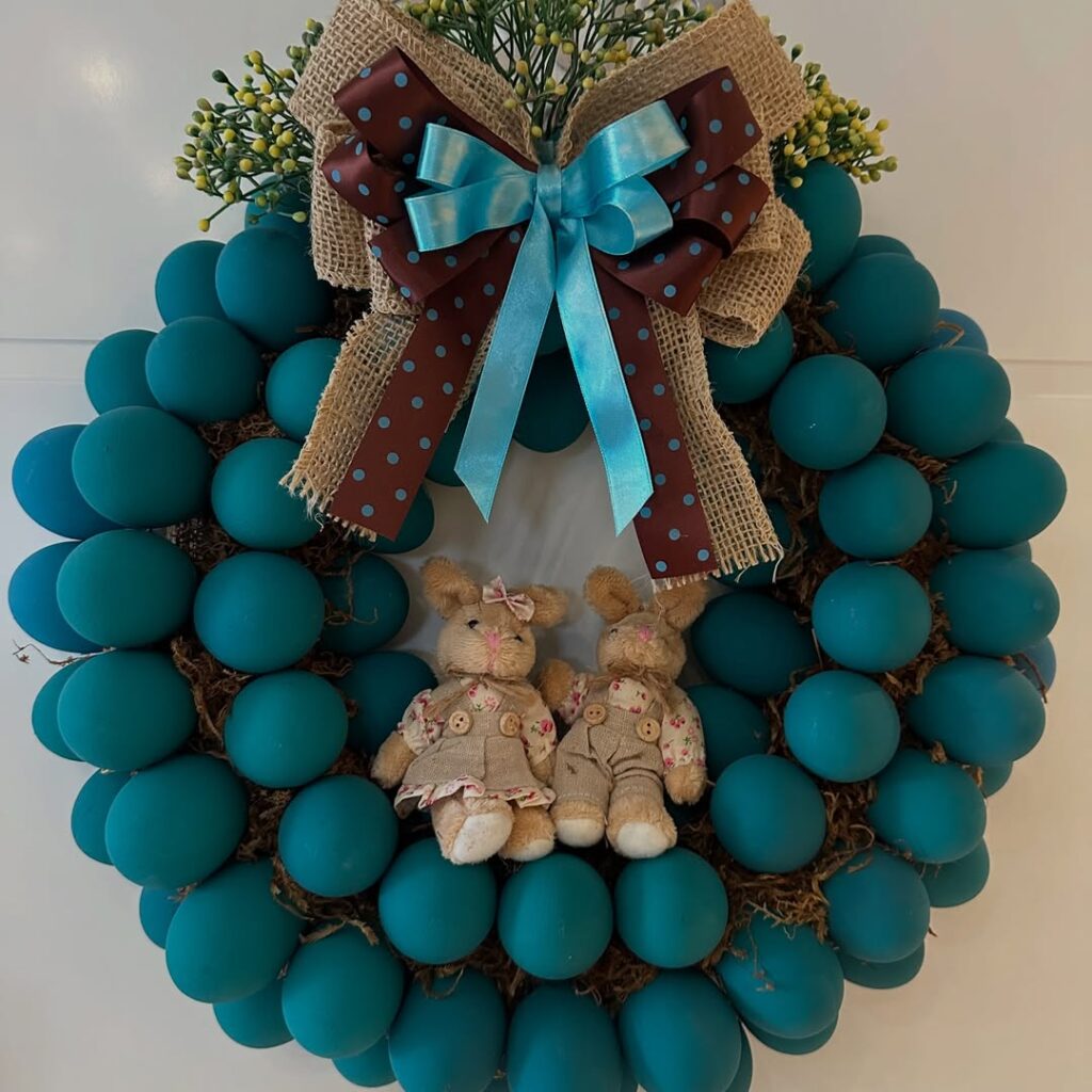 Guirlanda com ovos azuis, laços e coelhinhos