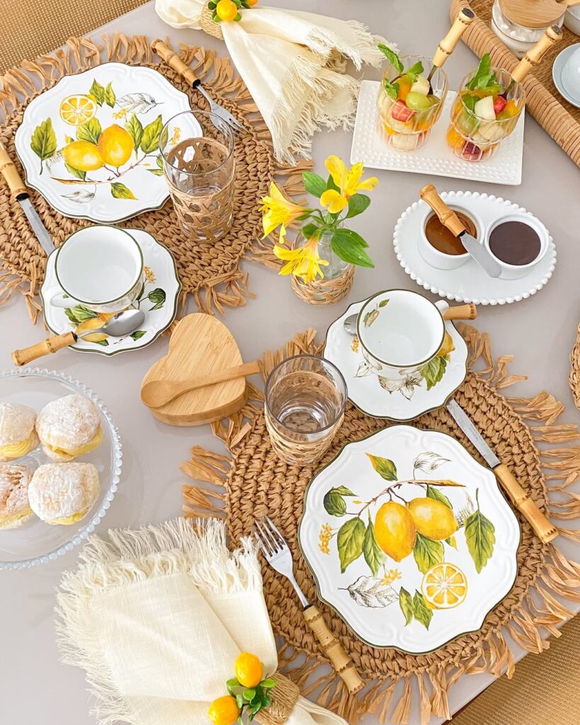 Ideia de mesa posta com temática de limão siciliano e itens de bambu