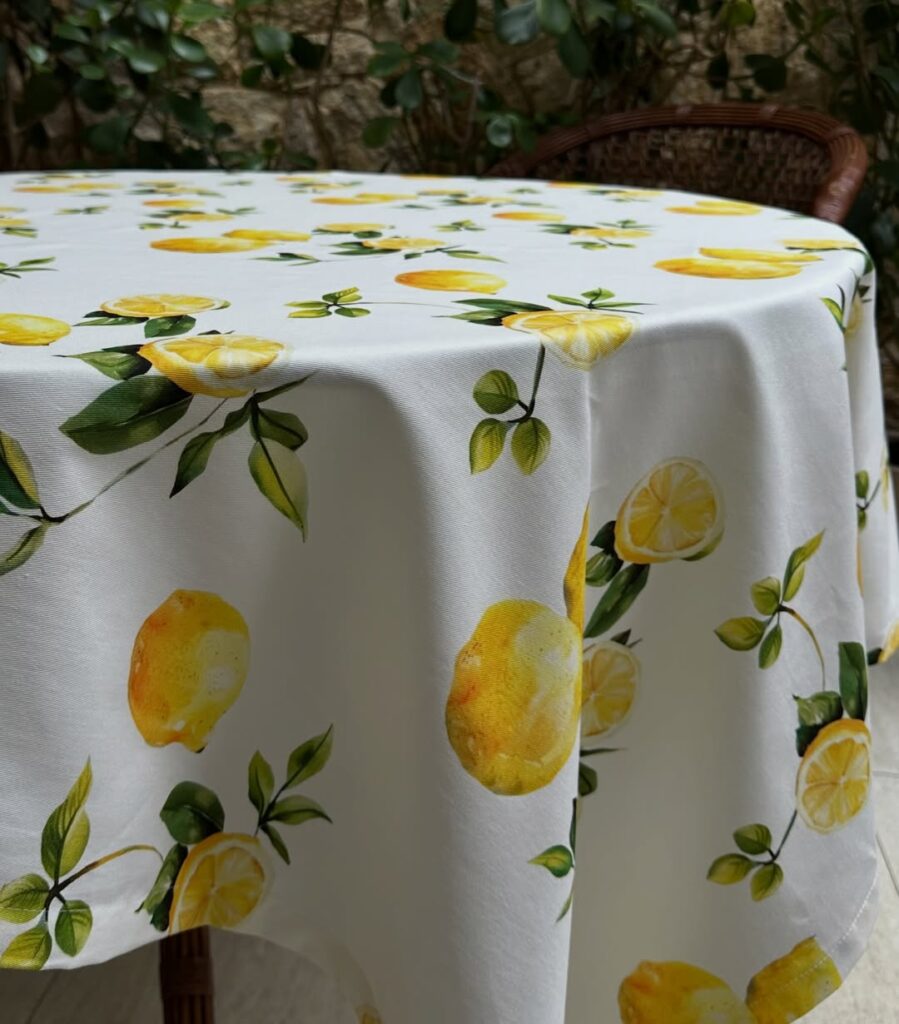 Toalha de mesa branca com limões amarelos