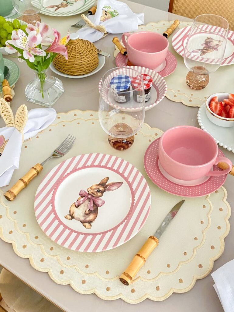 Mesa de Páscpa com jogo americano delicado, prato em branco e rosa com coelho