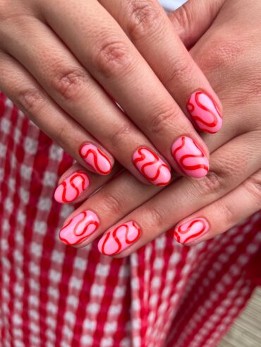 Unha de gel em mão de pele branca com nail art squiggle nails
