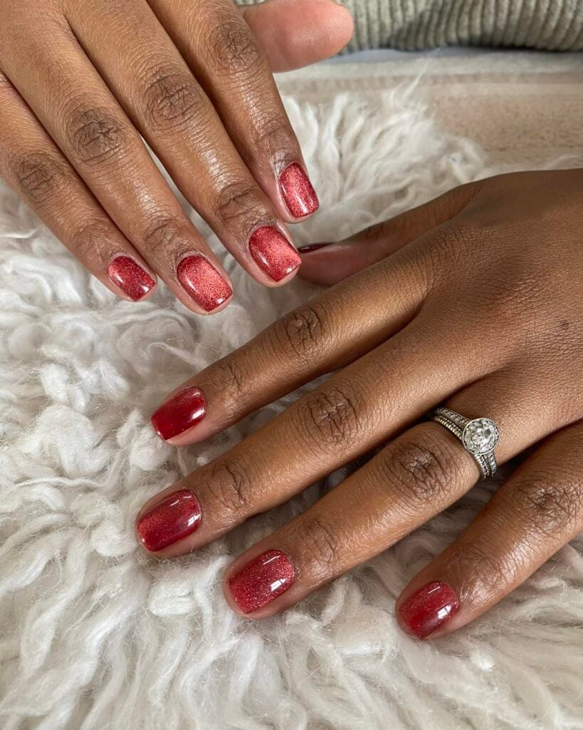 Unha de gel em mão de pele negra com nail art com esmalte magnético