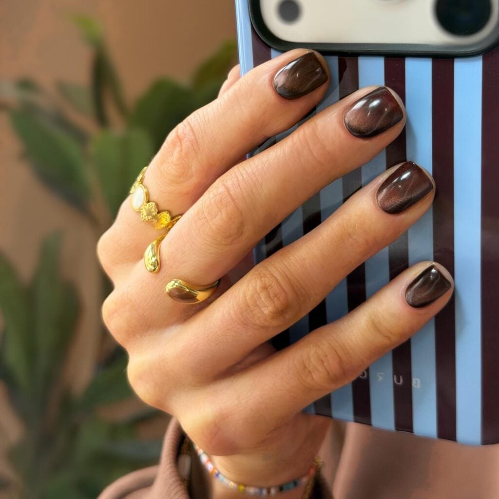 Unha de gel em mão de pele branca com nail art com esmalte magnético