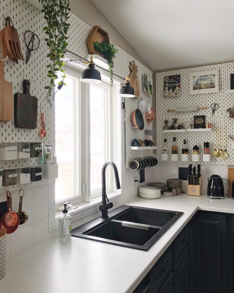 Pegboards nas paredes da cozinha com prateleiras e utensílios