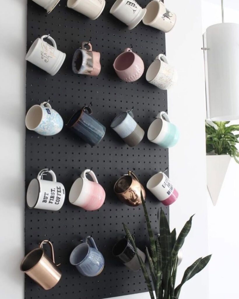 Pegboard preto com canecas penduradas