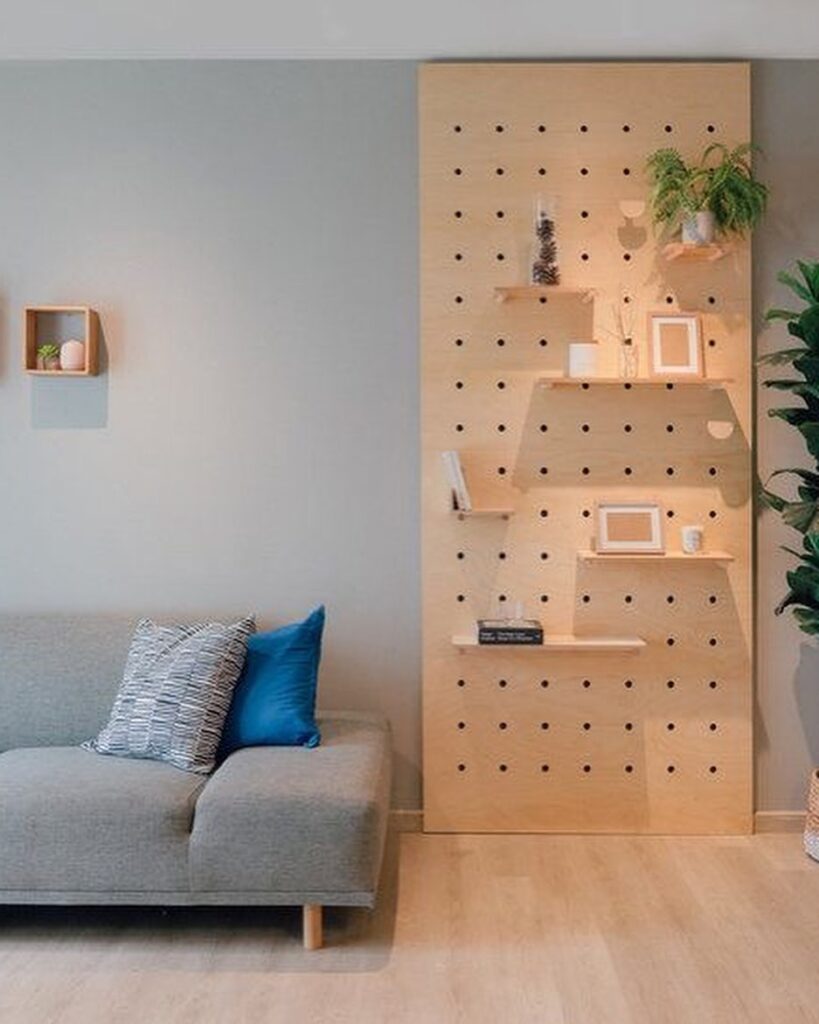 Pegboard na edecoração da sala com quadrinhos e enfeites
