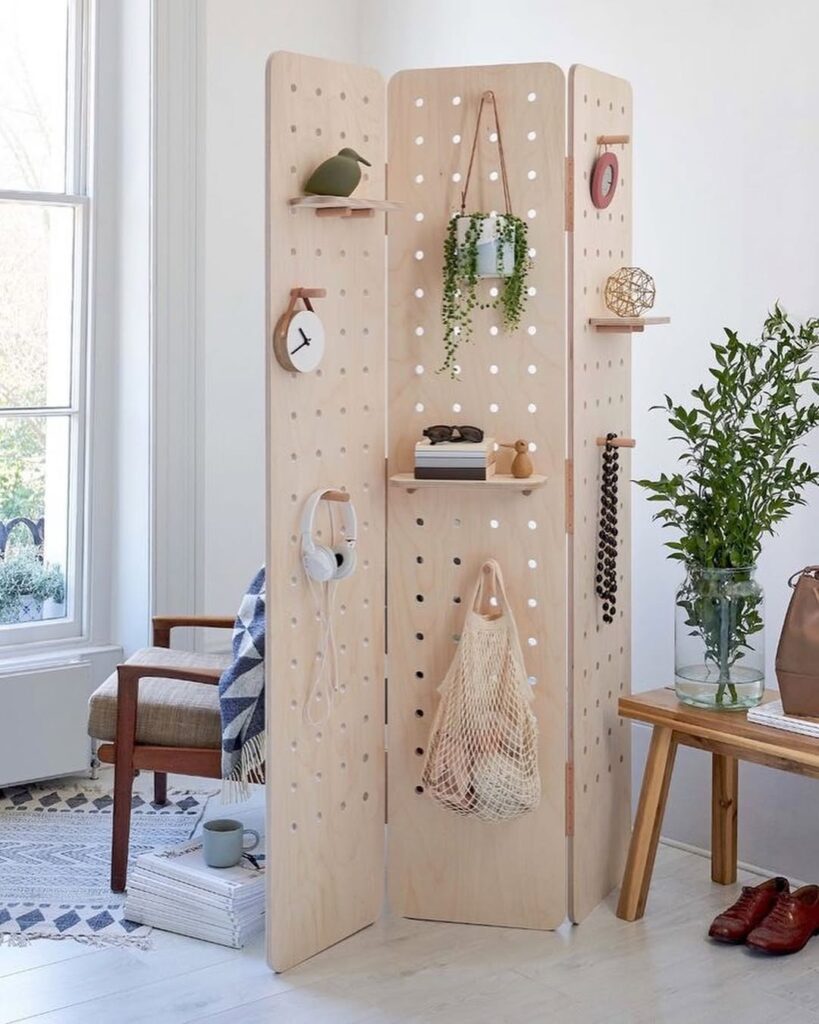 Pegboard de mdf com itens decorativos, plantas e prateleiras