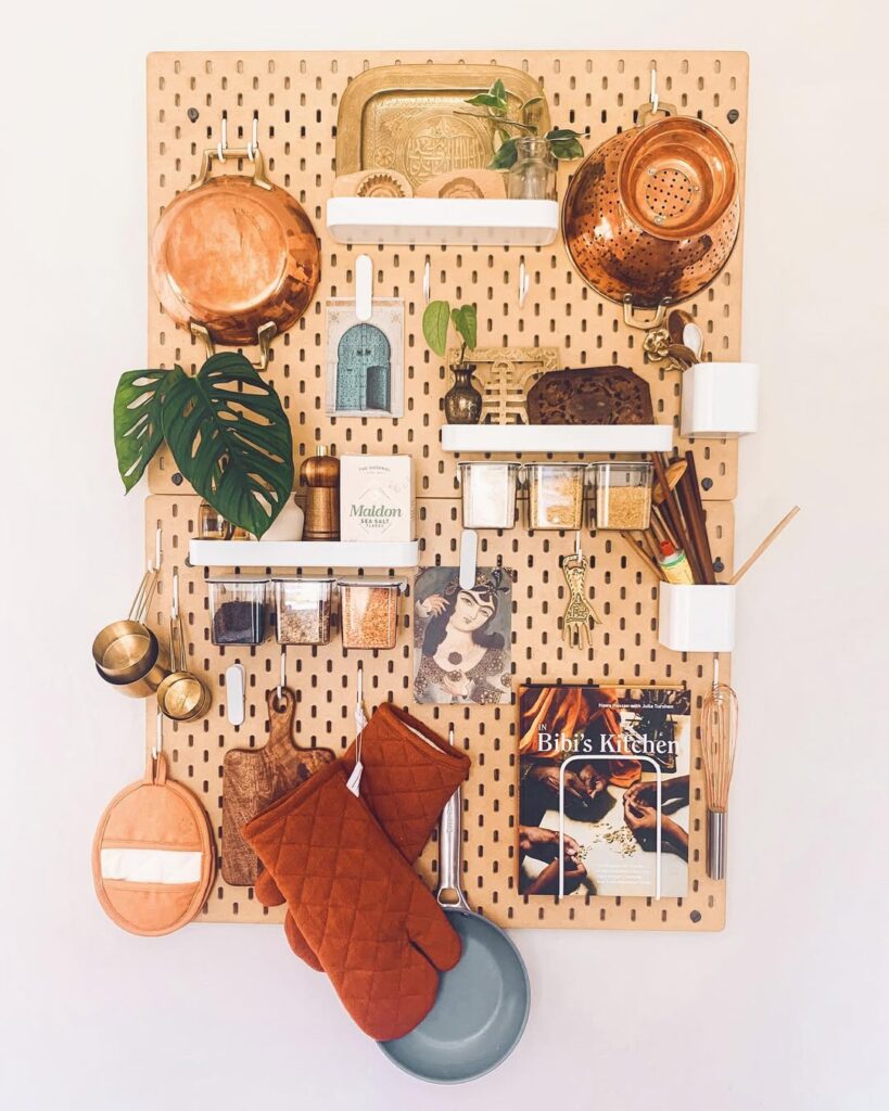 Pegboard com temperos e outros itens de cozinha