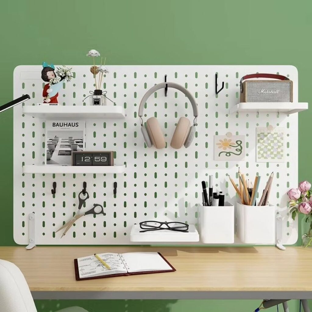 Pegboard branco no home office, com fone, canetas, tesoura