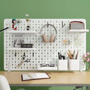 Pegboard branco no home office, com fone, canetas, tesoura