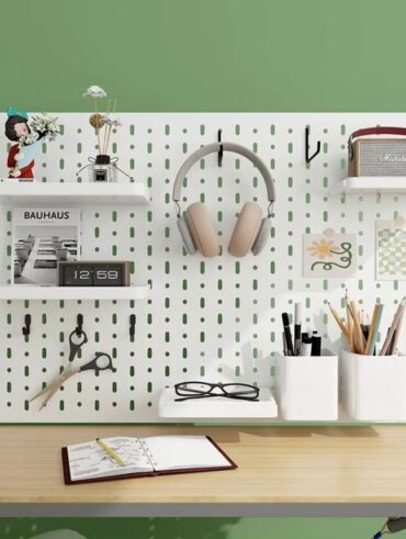 Pegboard branco no home office, com fone, canetas, tesoura